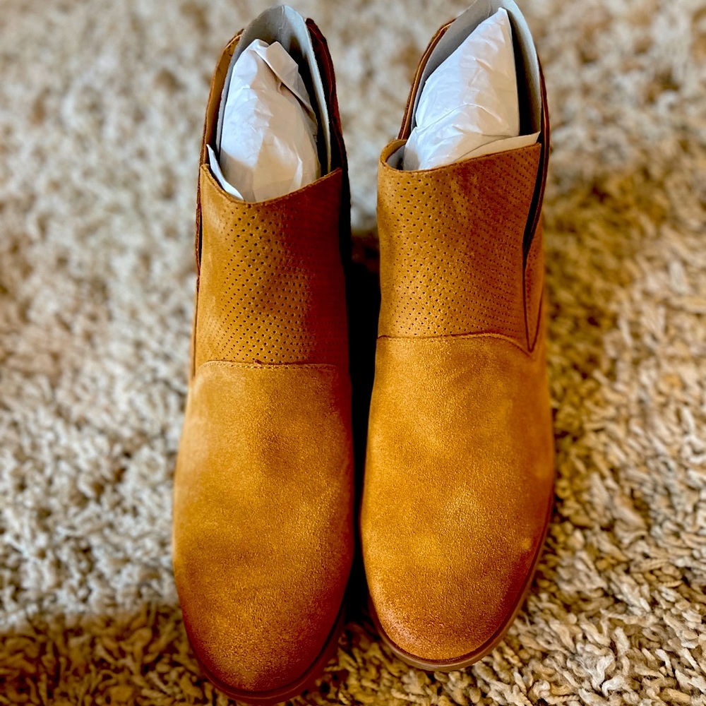 A cool mix of suedes define these chic Tan Booties by Korks.
Size 10M/Euro 42